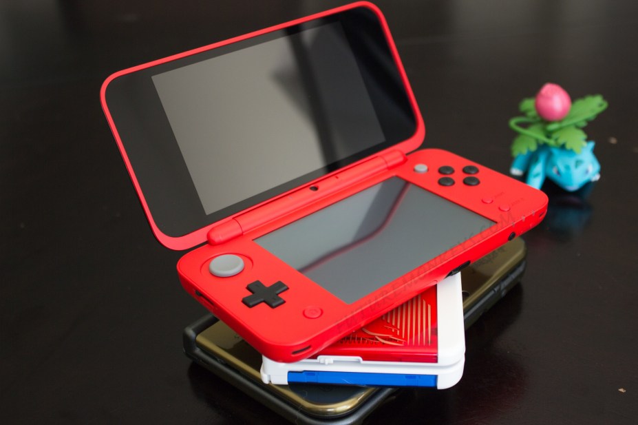 New Nintendo 2DS XL Poke Ball in store Red, White + Mario 3d land and pacman&galaga